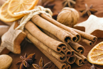 Zimtstangen mit Dekoration