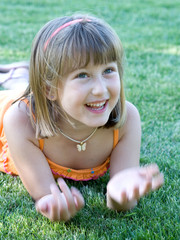 bambina nell'erba