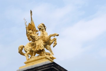 Fototapeta na wymiar gold statue from alexandre III bridge in paris