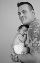 Stolzer Vater  mit Sohn in den Armen