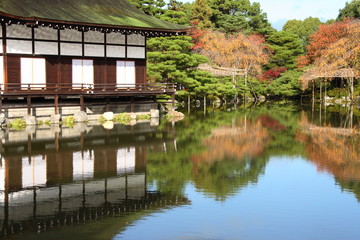 Obraz premium le lac du jardin d'heian en automne