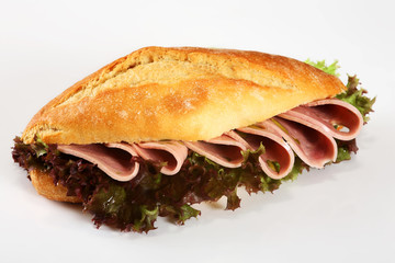 Baguette mit frischer Wurst und Salat