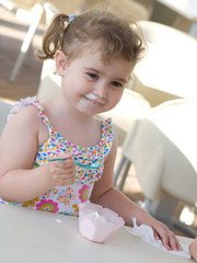 bambina che mangia  gelato