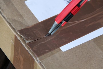 paket mit teppichmesser geöffnet I