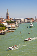 Obraz premium Canal Past St Marks Square