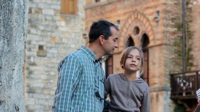 tr&egrave;s fier de sa petite fille