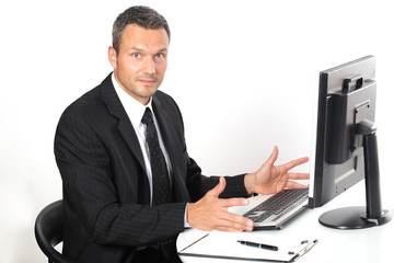 Mann am Schreibtisch mit Computer