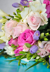Rosen und Fresien Bouquet