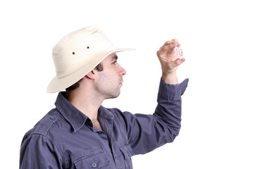 jeune explorateur regardant un diamant