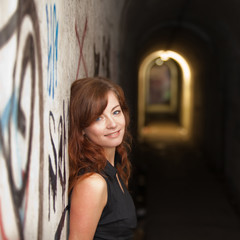 Frau im Tunnel - Woman in a tunnel