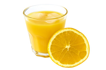 Orangensaft mit Orangen isoliert