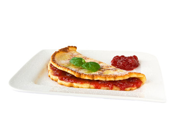 Eierkuchen mit Marmelade auf einem Teller