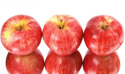 Red apples reflected it's shape