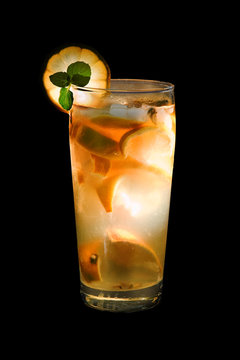 Cocktail auf schwarzem Hintergrund