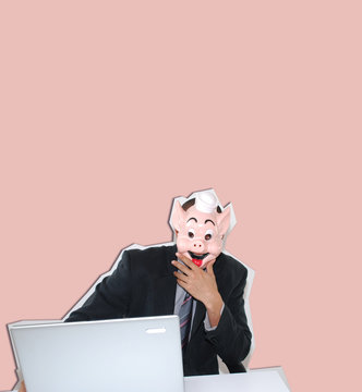 Commercial avec un masque de cochon