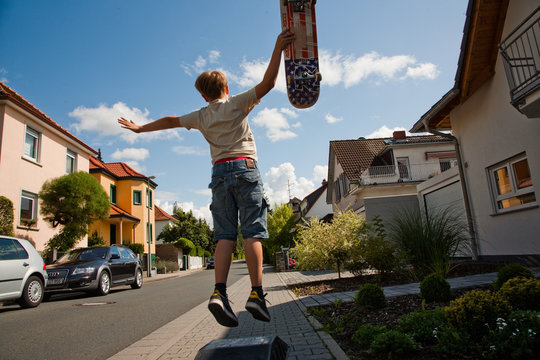 Kind übt Roller Scooter fahren, Tricks auf dem Bürgersteig