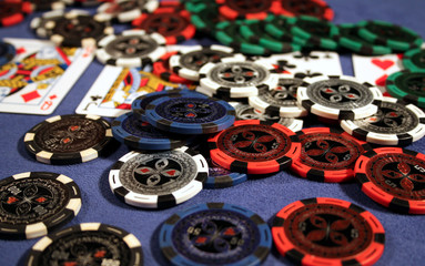 pokerchips über karten