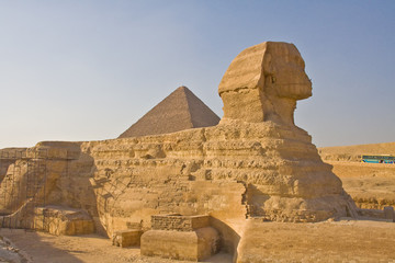 Sphinx vor Pyramiden von Gizeh