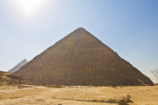 Gro&szlig;e Cheops-Pyramide im Gegenlicht