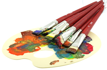 Obraz premium pinceaux gouache palette couleur fond blanc