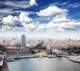 Obraz premium The Columbus Memorial and downtown Barcelona