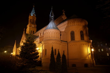Fototapeta na wymiar kościół nocą 2