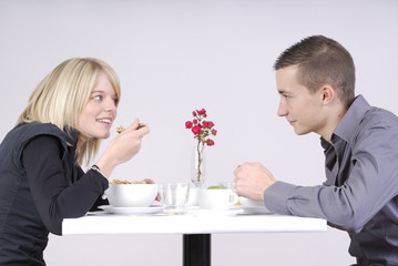 jeune couple au petit déjeuner
