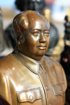 Celebrity majestic statue of