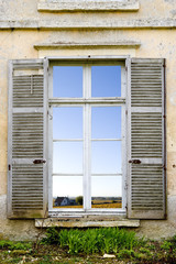 altes Fenster mit Ausblick