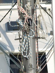 Takelage am Mast eines segelboots