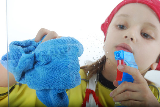 Enfant de face nettoyant la vitre de la douche