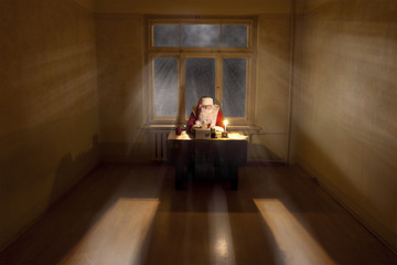 Obraz premium Santa in a big empty room