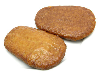 Zwei panierte Tofuschnitzel auf weißem Teller