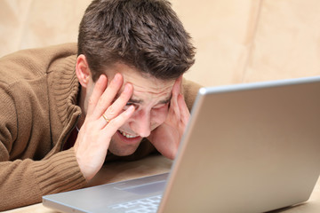 Junger Mann am Laptop