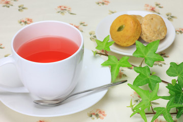 hibiscus tea and cookie