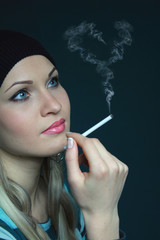 Obraz premium beautiful blonde keeps cigarette