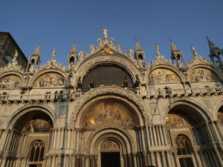 Fototapeta na wymiar Portada de la Basilica de San Marcos en Venecia