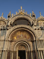 Fototapeta na wymiar atardecer sobre la portada de San Marcos en Venecia