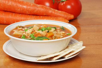 vegetable soup with crackers