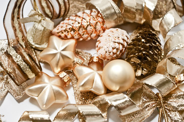 Weihnachtsdeko in braun und gold