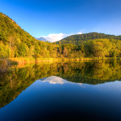 Lago di montagna con riflesso al calare del sole