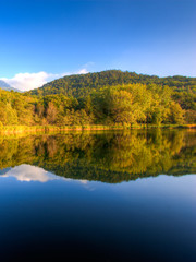 Lago di montagna con riflesso al calare del sole