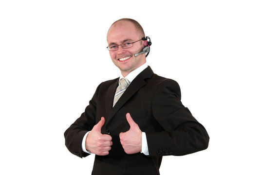 callcenter agent mit Brille posiert mit beiden Daumen hoch