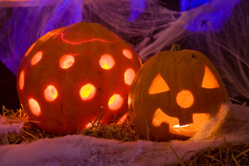 Beleuchtete Kürbisse an Haloween