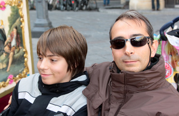 papa fier de son adolescent