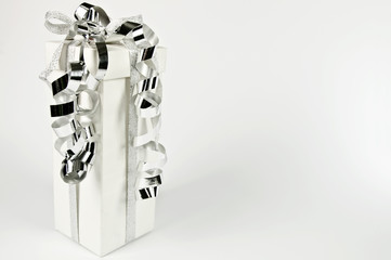 pacco regalo su un fondo bianco