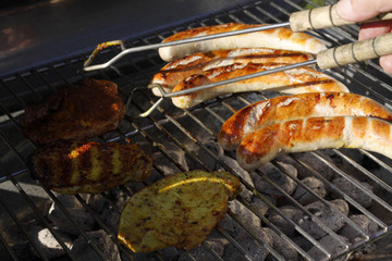 Holzkohlegrill mit Fleisch