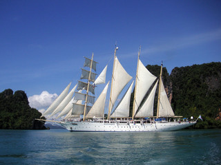 Clipper unter Vollzeug in Thailand