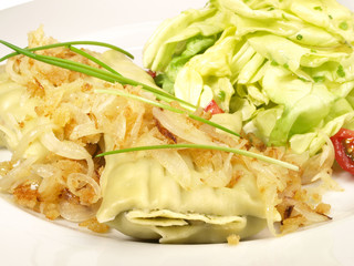 Maultaschen mit Salat