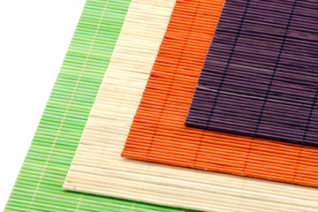 Sets de table en bambou colorés